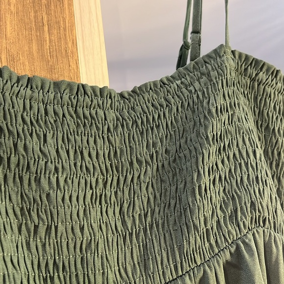 Scrunchy green tank top - Picture 3 of 3